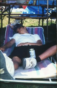 Nach ein paar Bier schon fertig ? So ist die Jugend halt.