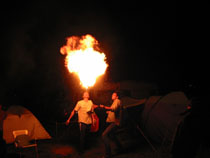Klausi und Mezen beim gemeinsamen Feuerspucken