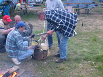 Die Technik, Waffeln im Feuer zu backen, muss noch verfeinert werden